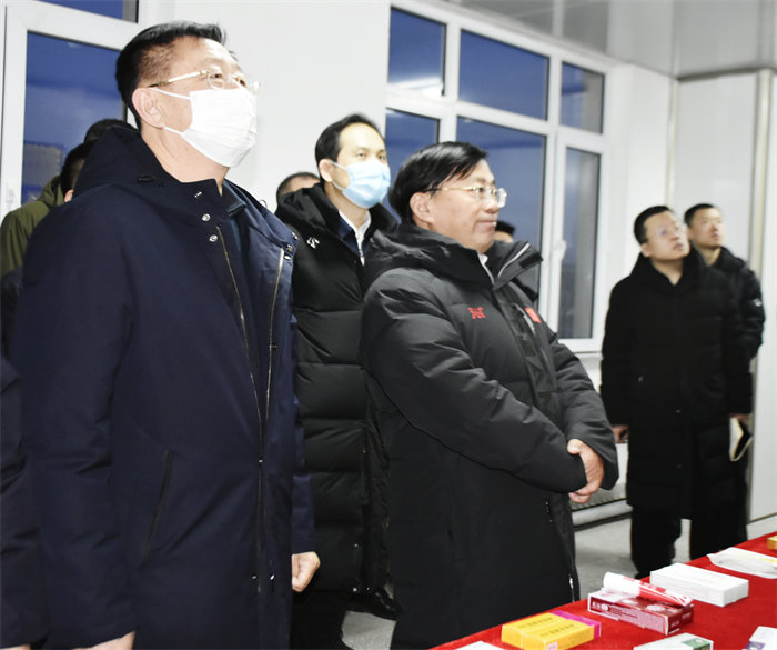 林萬君董事長(zhǎng)陪同韓俊省長(zhǎng)查看企業(yè)榮譽(yù)情況.JPG