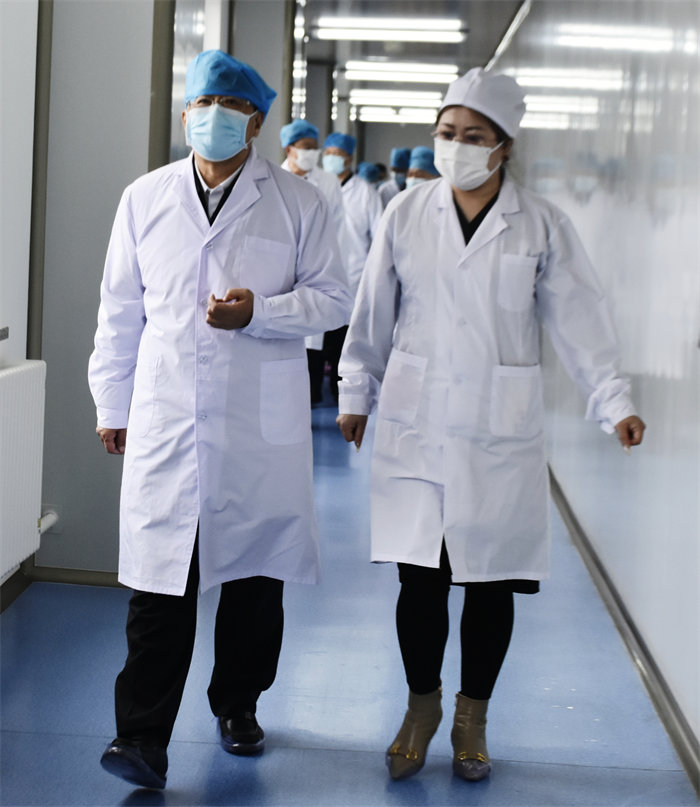 賀東平副主任深入車間一線調(diào)研指導(dǎo).JPG