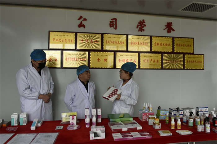 鄭玲玲副董事長(zhǎng)介紹公司產(chǎn)品情況.JPG