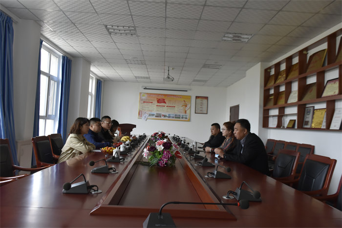 鄭玲玲副董事長(zhǎng)向聶桂斌行長(zhǎng)（圖左二）介紹公司發(fā)展情況.JPG