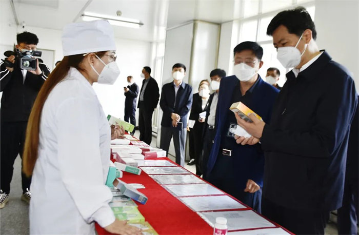 蔡東副省長查看公司產(chǎn)品情況.jpg