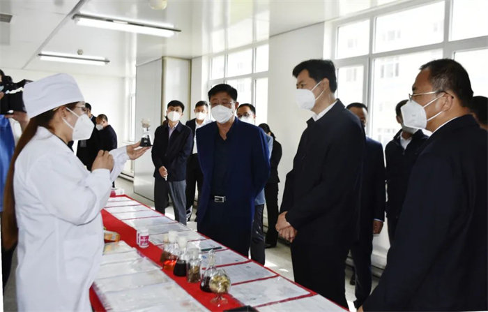 鄭玲玲副董事長介紹公司產(chǎn)品專利研發(fā)創(chuàng)新情況.jpg